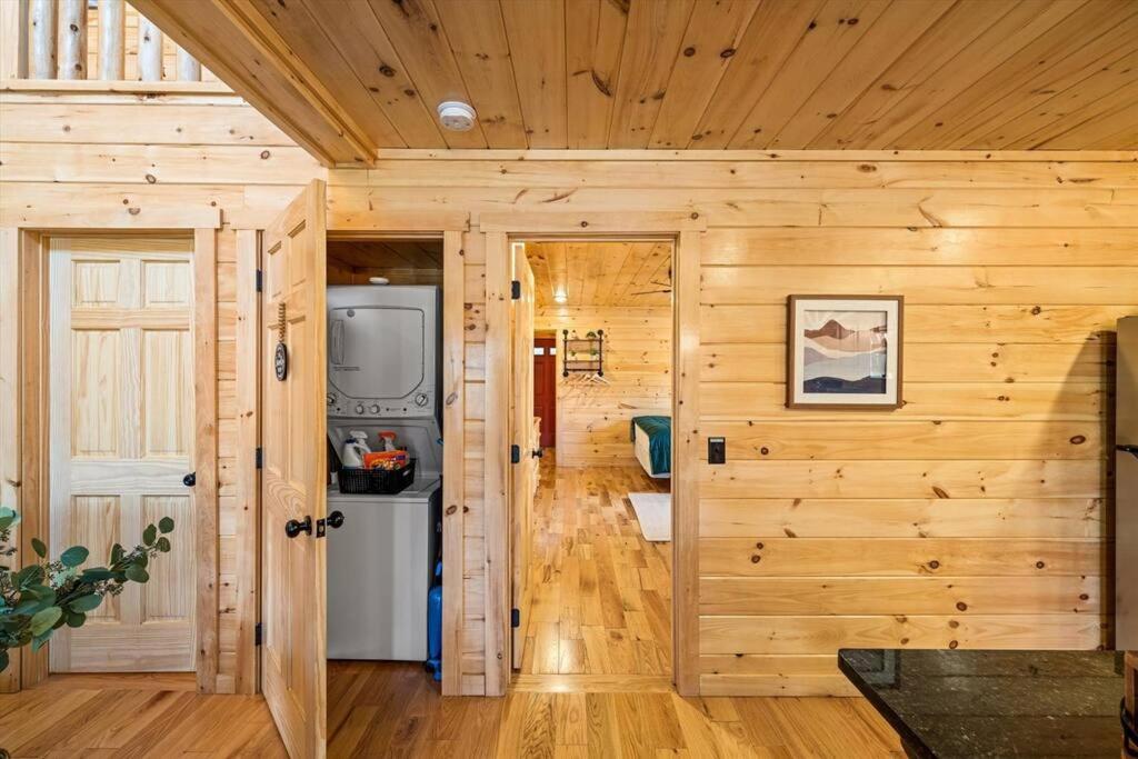 Holiday home Luxury 4br In With Views Hot Tub With Private Deck Game Popular Coffee Bar Perfect For Family Getaway Tennis Courts Infant Crib And Karaoke System Gatlinburg