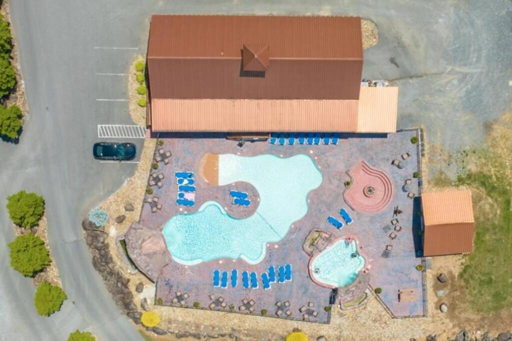 Holiday home Luxury 4br In With Views Hot Tub With Private Deck Game Popular Coffee Bar Perfect For Family Getaway Tennis Courts Infant Crib And Karaoke System
