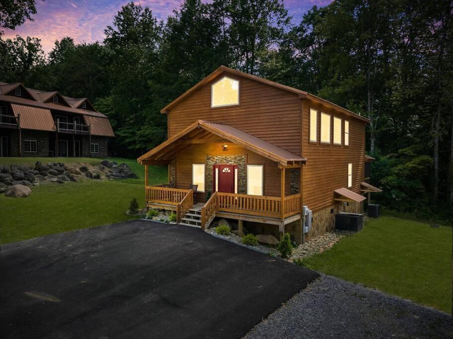Luxury 4br In With Views Hot Tub With Private Deck Game Popular Coffee Bar Perfect For Family Getaway Tennis Courts Infant Crib And Karaoke System * Gatlinburg
