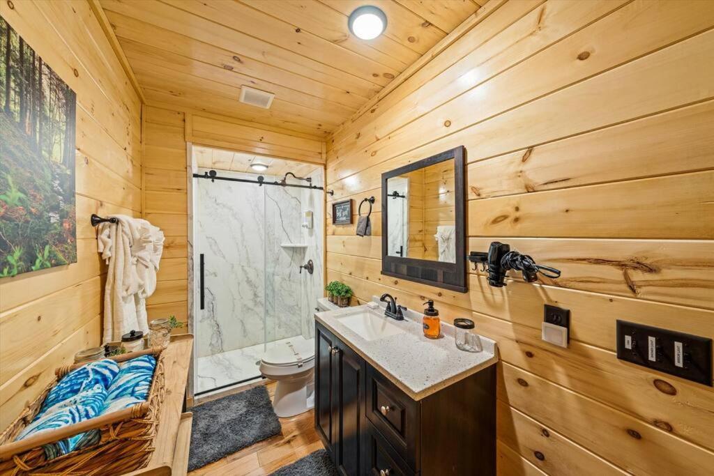 Holiday home Luxury 4br In With Views Hot Tub With Private Deck Game Popular Coffee Bar Perfect For Family Getaway Tennis Courts Infant Crib And Karaoke System *