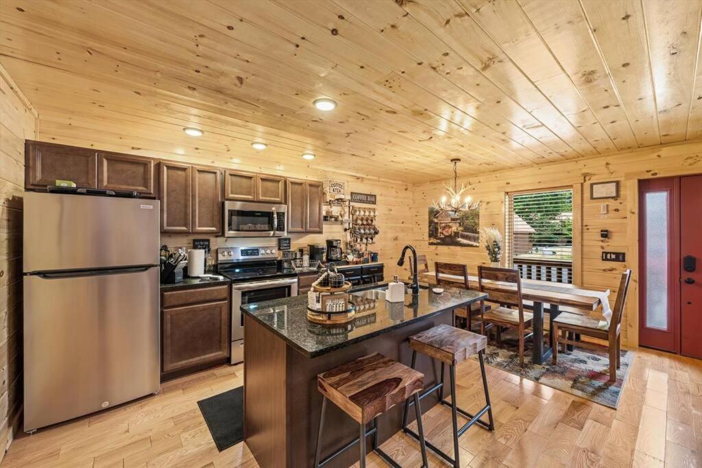 Holiday home Luxury 4br In With Views Hot Tub With Private Deck Game Popular Coffee Bar Perfect For Family Getaway Tennis Courts Infant Crib And Karaoke System