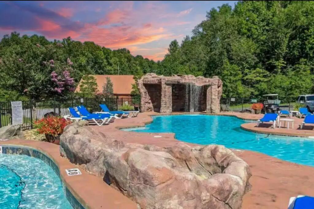 Luxury 4br In With Views Hot Tub With Private Deck Game Popular Coffee Bar Perfect For Family Getaway Tennis Courts Infant Crib And Karaoke System Holiday home