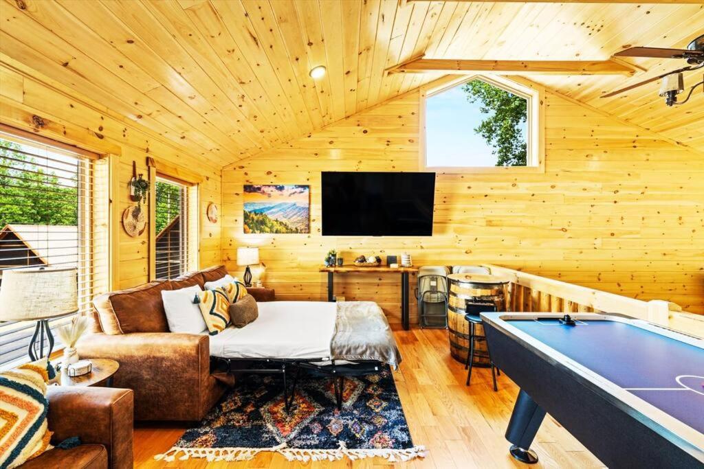 Luxury 4br In With Views Hot Tub With Private Deck Game Popular Coffee Bar Perfect For Family Getaway Tennis Courts Infant Crib And Karaoke System *