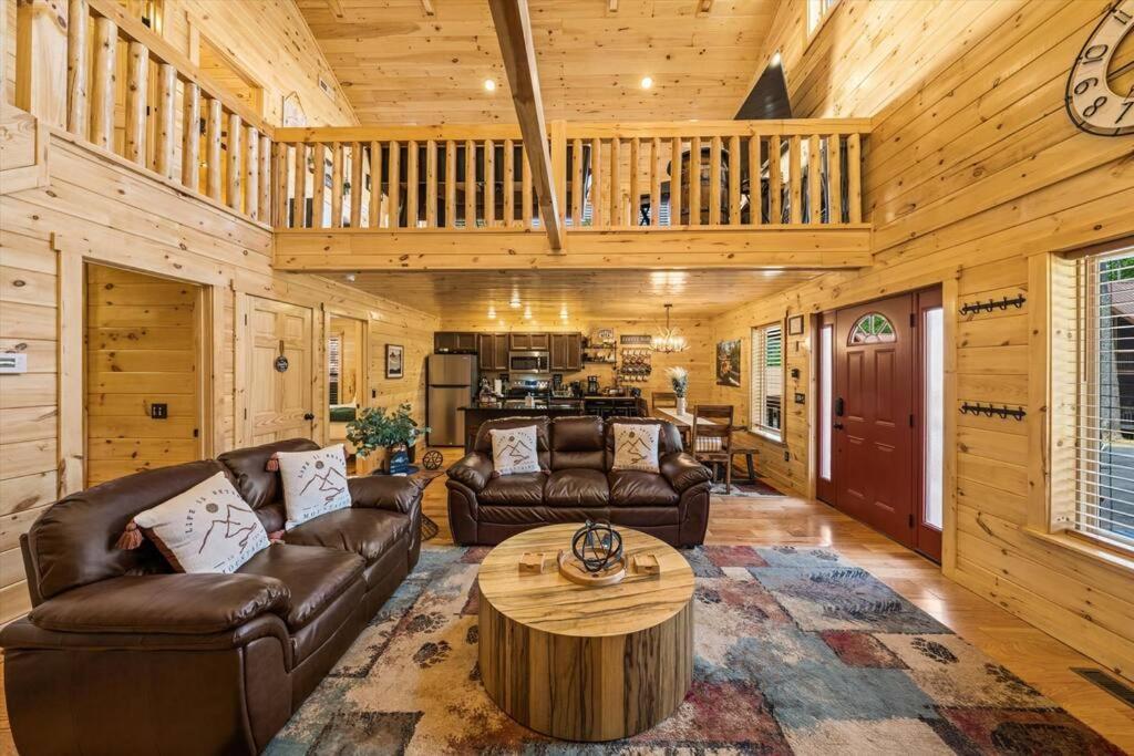 Luxury 4br In With Views Hot Tub With Private Deck Game Popular Coffee Bar Perfect For Family Getaway Tennis Courts Infant Crib And Karaoke System Holiday home *