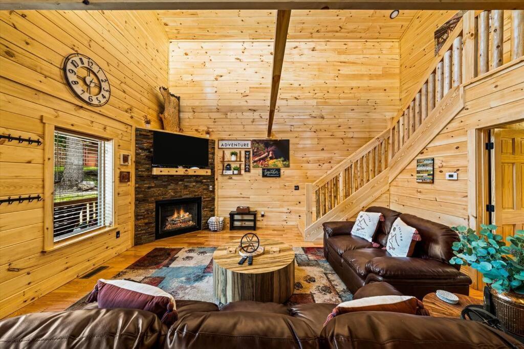 Holiday home Luxury 4br In With Views Hot Tub With Private Deck Game Popular Coffee Bar Perfect For Family Getaway Tennis Courts Infant Crib And Karaoke System Gatlinburg