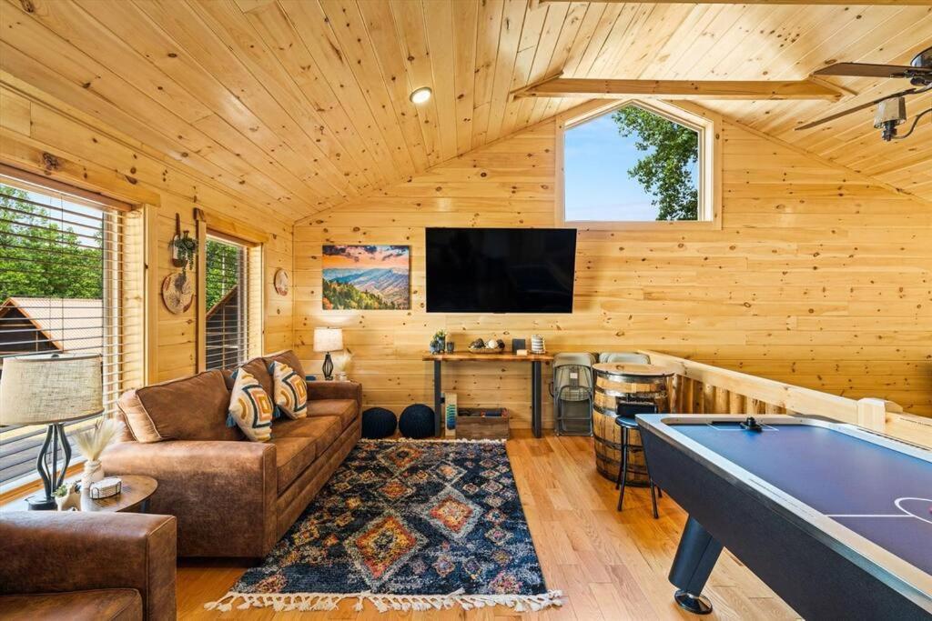 Holiday home Luxury 4br In With Views Hot Tub With Private Deck Game Popular Coffee Bar Perfect For Family Getaway Tennis Courts Infant Crib And Karaoke System