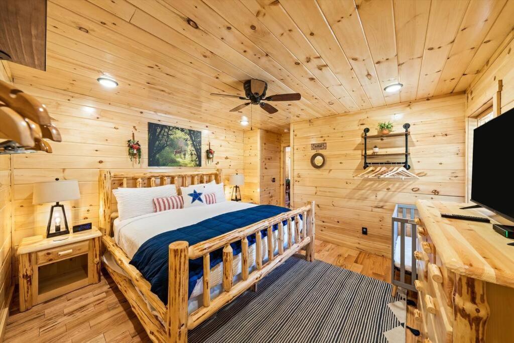 Luxury 4br In With Views Hot Tub With Private Deck Game Popular Coffee Bar Perfect For Family Getaway Tennis Courts Infant Crib And Karaoke System Gatlinburg