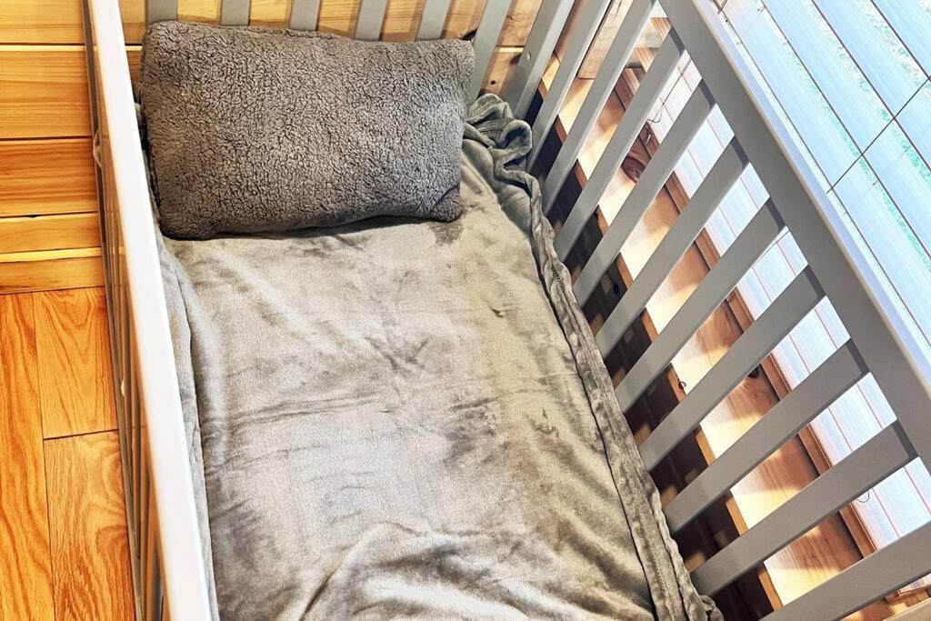 Luxury 4br In With Views Hot Tub With Private Deck Game Popular Coffee Bar Perfect For Family Getaway Tennis Courts Infant Crib And Karaoke System Holiday home *