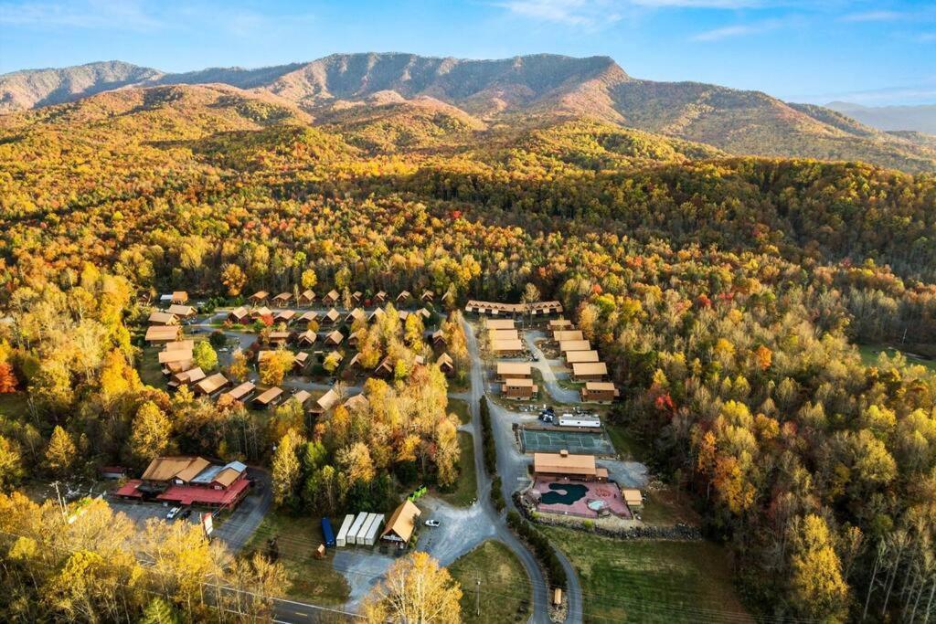 Luxury 4br In With Views Hot Tub With Private Deck Game Popular Coffee Bar Perfect For Family Getaway Tennis Courts Infant Crib And Karaoke System Holiday home