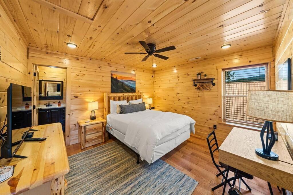 Luxury 4br In With Views Hot Tub With Private Deck Game Popular Coffee Bar Perfect For Family Getaway Tennis Courts Infant Crib And Karaoke System Gatlinburg