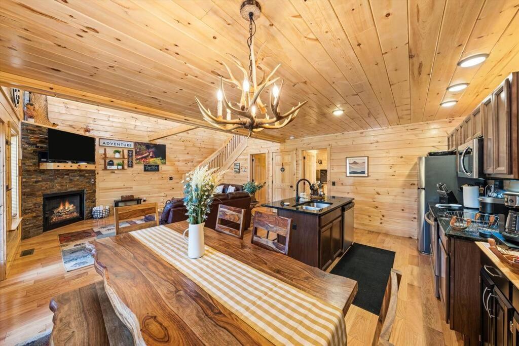 Holiday home Luxury 4br In With Views Hot Tub With Private Deck Game Popular Coffee Bar Perfect For Family Getaway Tennis Courts Infant Crib And Karaoke System *