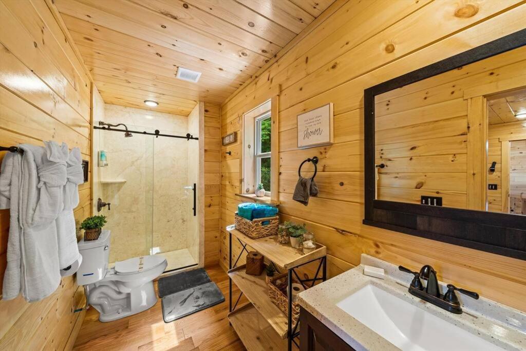 Luxury 4br In With Views Hot Tub With Private Deck Game Popular Coffee Bar Perfect For Family Getaway Tennis Courts Infant Crib And Karaoke System Holiday home *