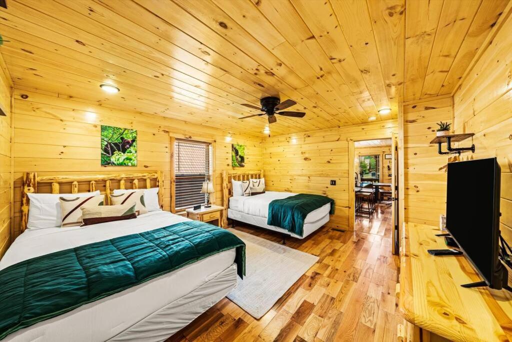 Luxury 4br In With Views Hot Tub With Private Deck Game Popular Coffee Bar Perfect For Family Getaway Tennis Courts Infant Crib And Karaoke System * Gatlinburg