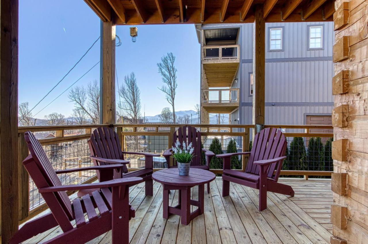 Moonshiners Hideout Hot Tub Game Pool Holiday home Gatlinburg