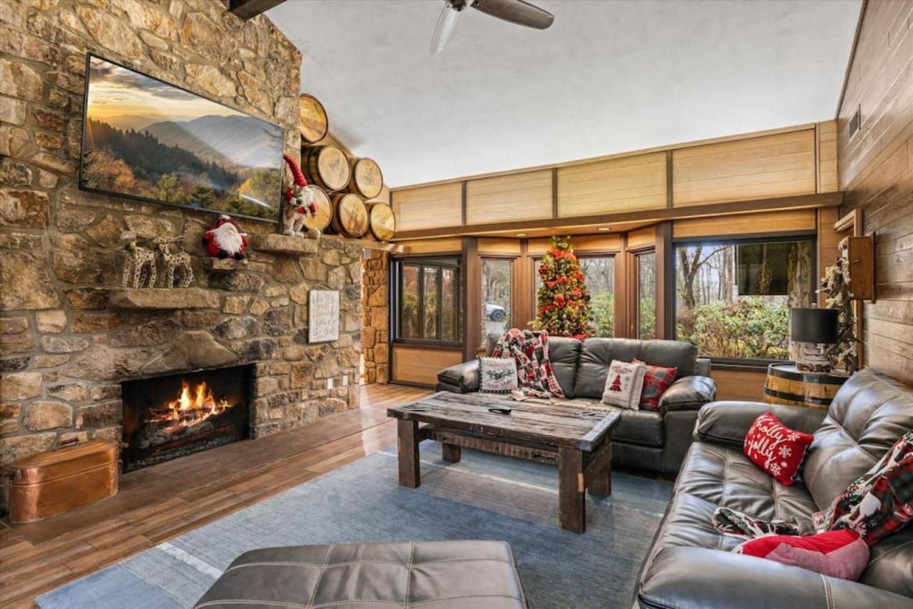 Holiday home Smoky Speakeasy 2 2 Hot Tubs And Private Pool Gatlinburg