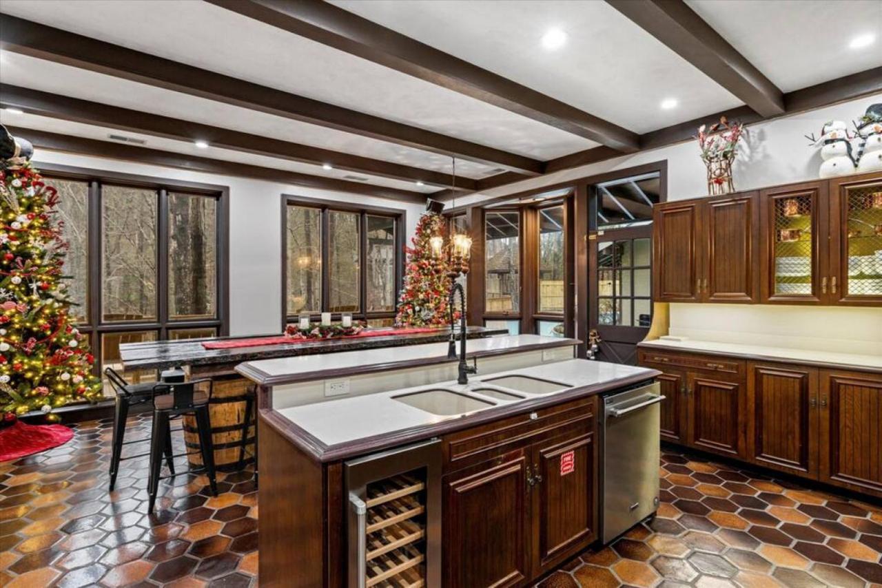 Smoky Speakeasy 2 2 Hot Tubs And Private Pool Holiday home Gatlinburg