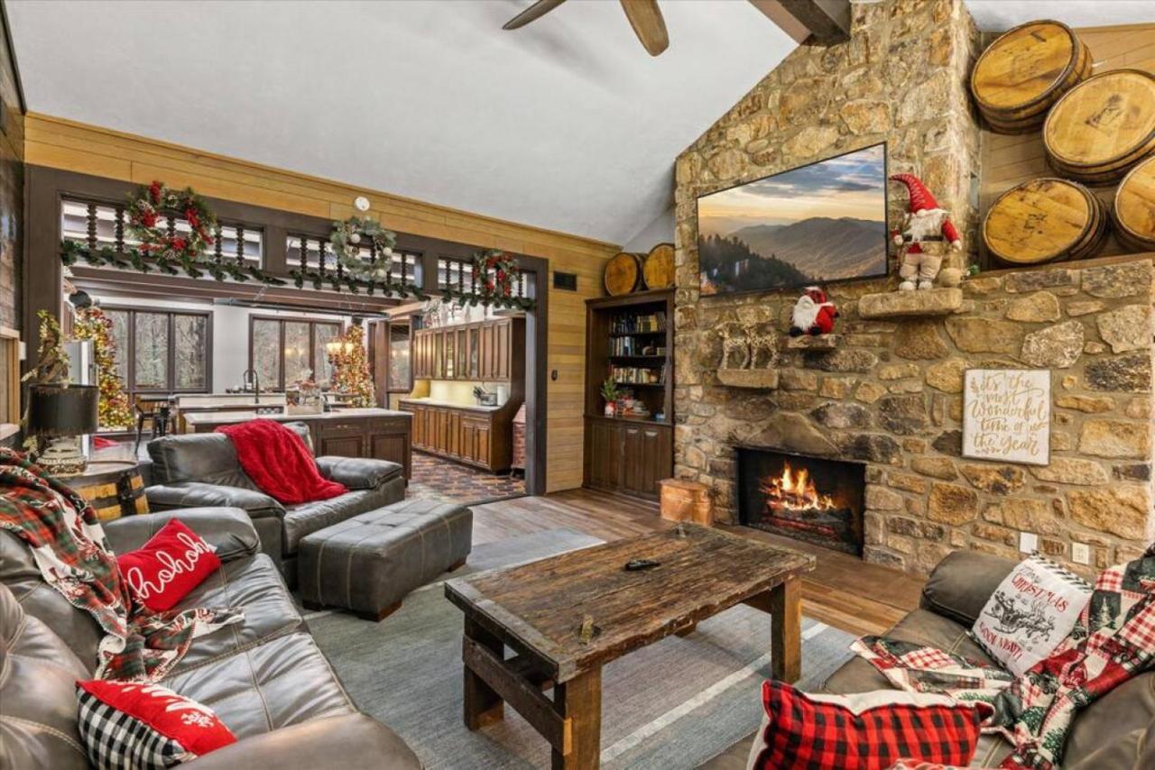 Smoky Speakeasy 2 2 Hot Tubs And Private Pool Gatlinburg
