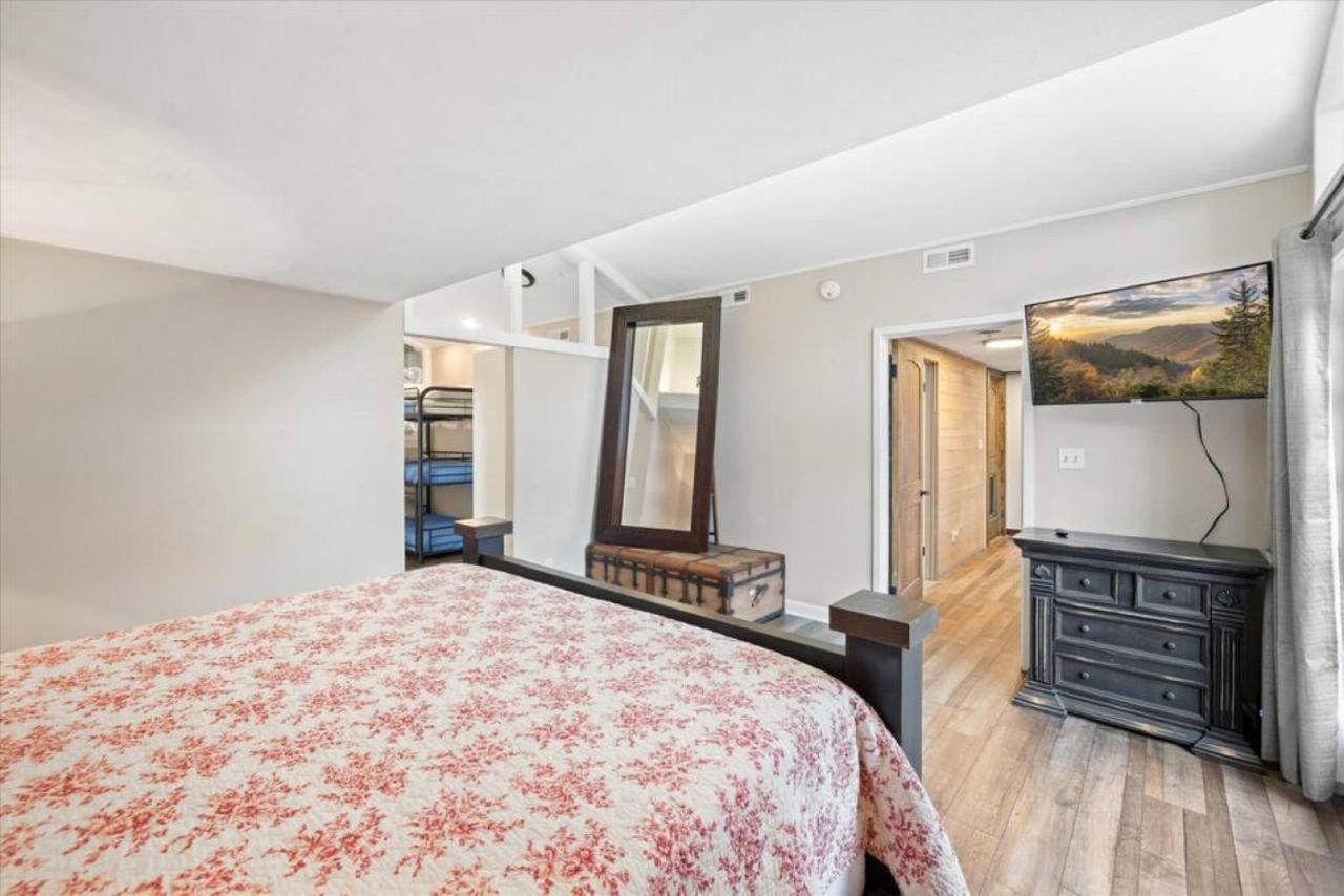 Holiday home Smoky Speakeasy 2 2 Hot Tubs And Private Pool *