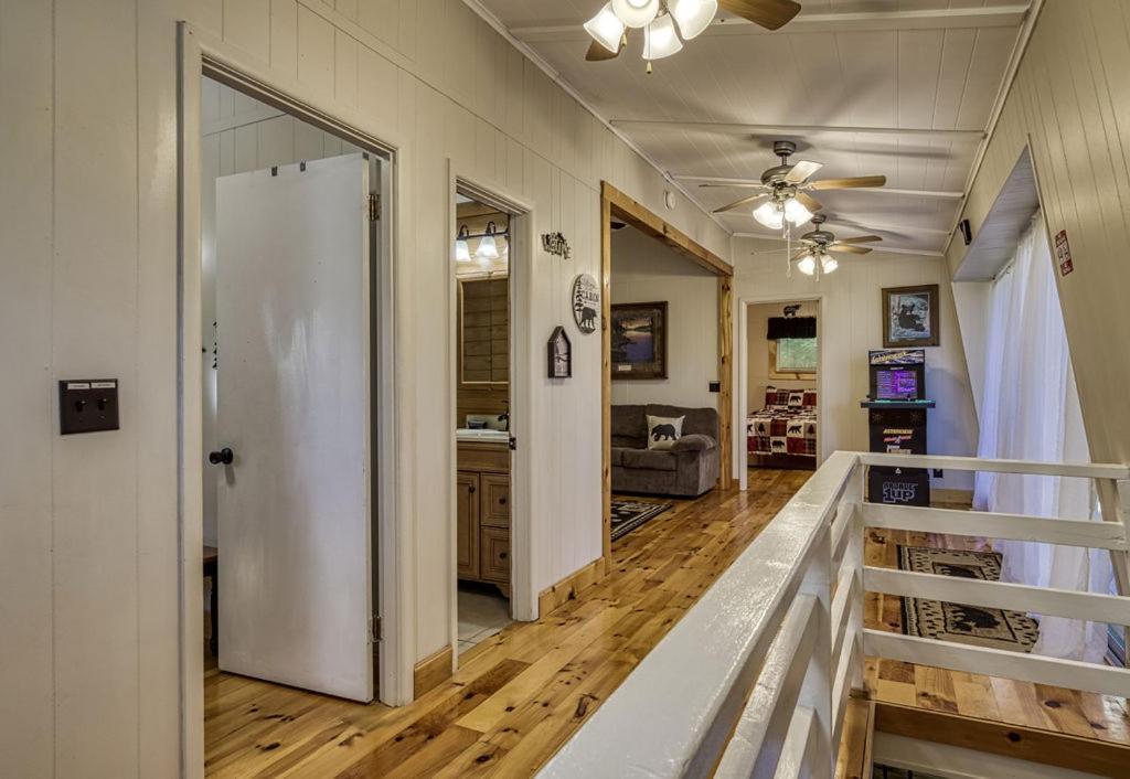 Four Bears Den, Hot Tub, 1089 Of Free Attraction Tickets For Each Paid Day, Dollywood And * Gatlinburg