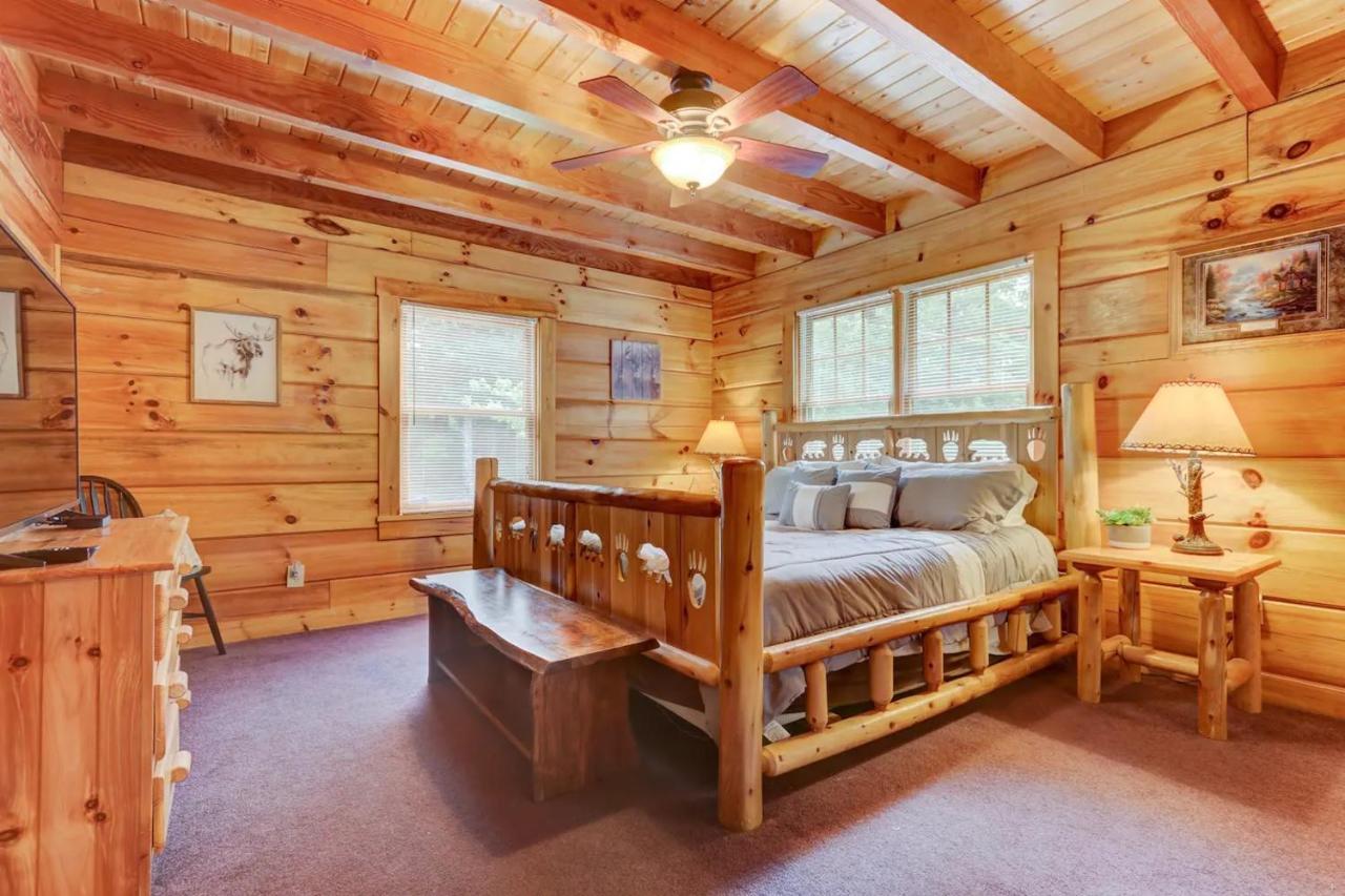 Lux 4bd W/ Views! Fire Pits + Hot Tub + Pool Holiday home Gatlinburg