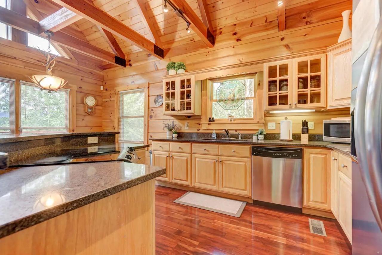 Lux 4bd W/ Views! Fire Pits + Hot Tub + Pool Holiday home *