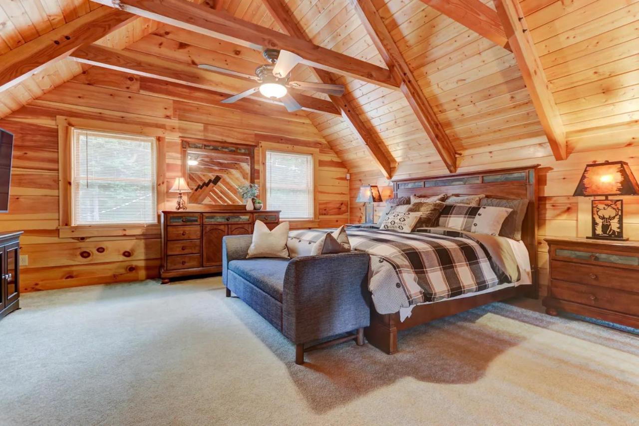Lux 4bd W/ Views! Fire Pits + Hot Tub + Pool Holiday home Gatlinburg