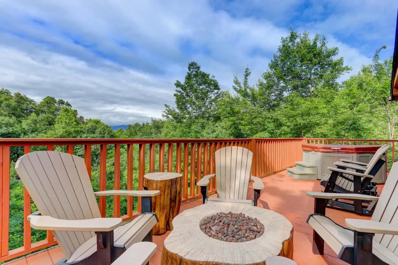Lux 4bd W/ Views! Fire Pits + Hot Tub + Pool Holiday home