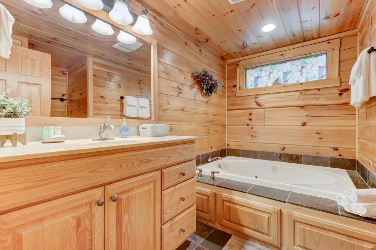 Holiday home Lux 4bd W/ Views! Fire Pits + Hot Tub + Pool Gatlinburg