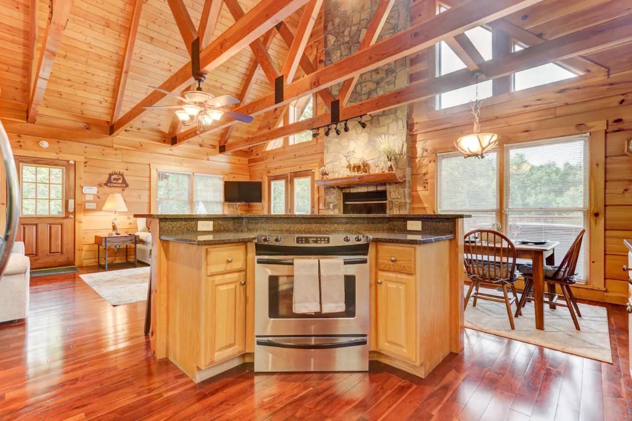 Lux 4bd W/ Views! Fire Pits + Hot Tub + Pool