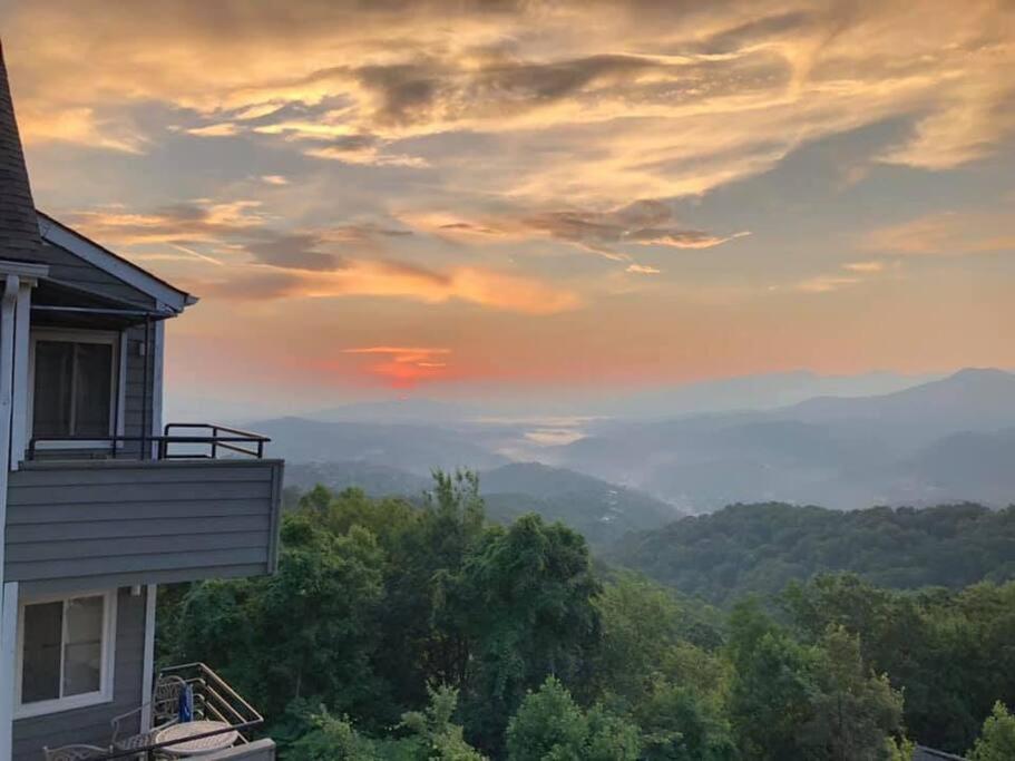 Apartment Spacious Gatlinburg Condo With Million Dollar Mountain Views *