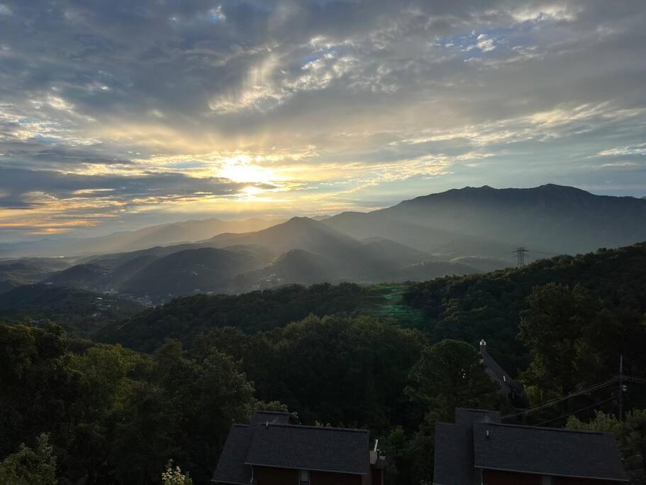 Apartment Spacious Gatlinburg Condo With Million Dollar Mountain Views Gatlinburg