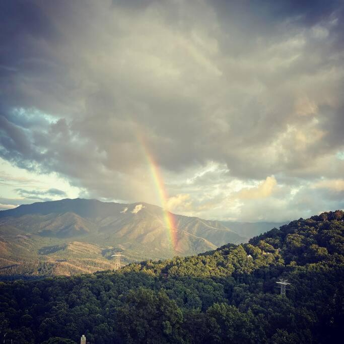 Spacious Gatlinburg Condo With Million Dollar Mountain Views *