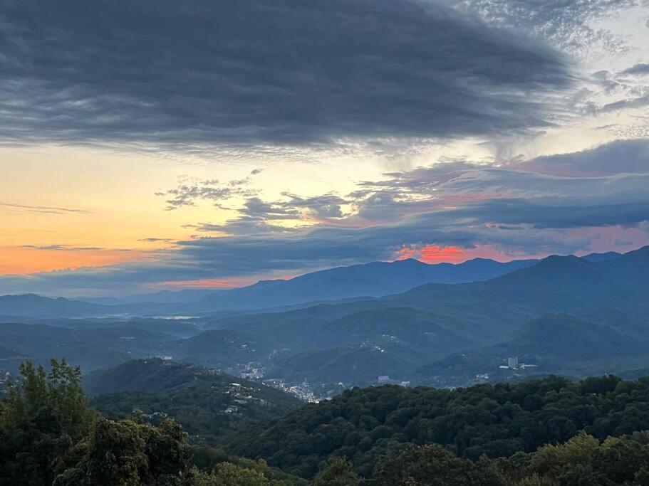 Spacious Gatlinburg Condo With Million Dollar Mountain Views