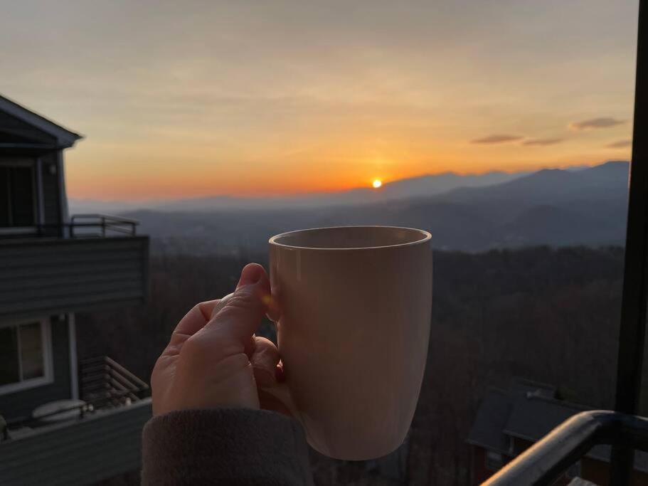 Spacious Gatlinburg Condo With Million Dollar Mountain Views