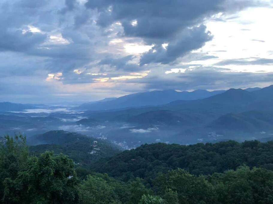 Spacious Gatlinburg Condo With Million Dollar Mountain Views Apartment