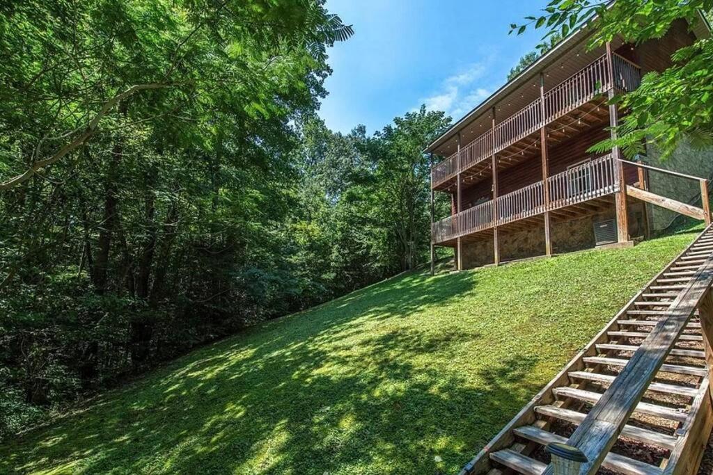 Smokey Mountain Retreat, Hot Tub, Game Room, Sleeps 8! *