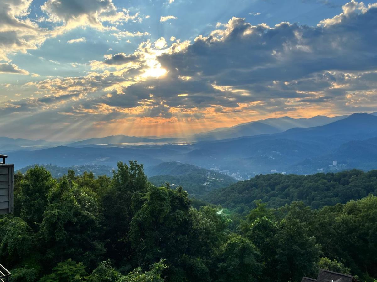 Spacious Gatlinburg Condo With Million Dollar Mountain Views *