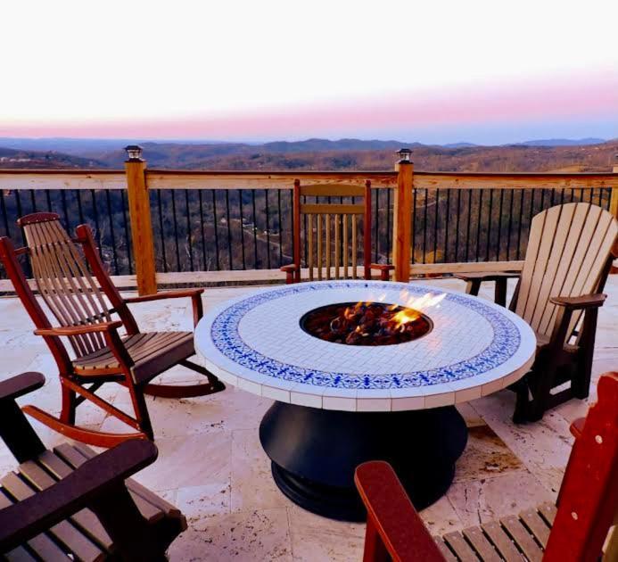 Skyline Splendor: Luxe Retreat With Breathtaking Views Over Downtown Villa