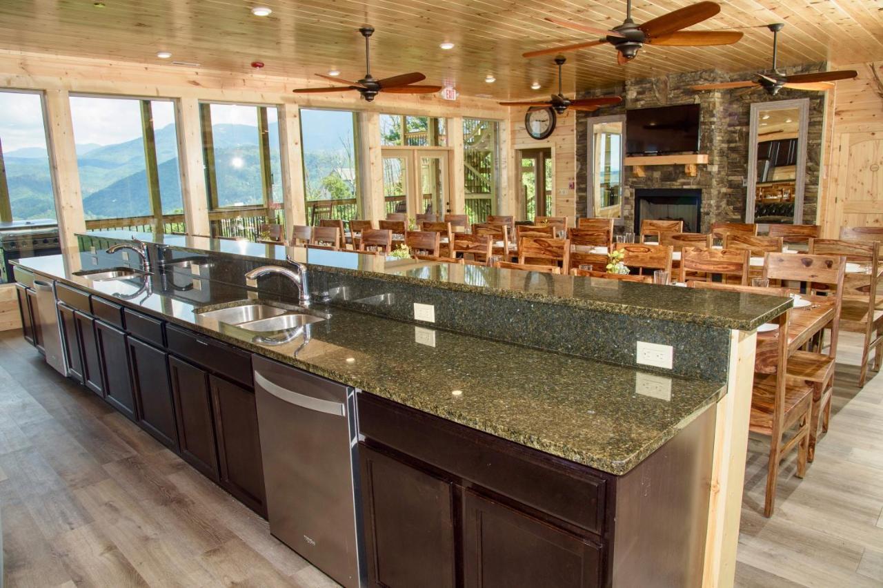 Skyline Splendor: Luxe Retreat With Breathtaking Views Over Downtown Villa