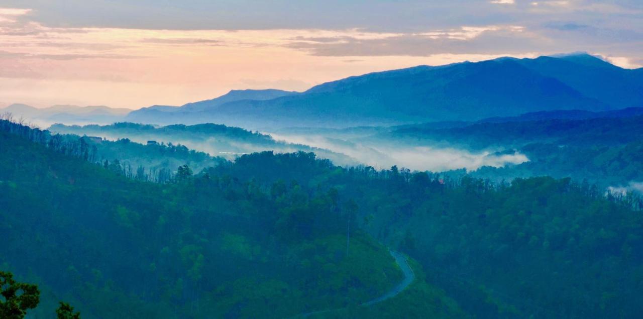 Skyline Splendor: Luxe Retreat With Breathtaking Views Over Downtown Villa Gatlinburg