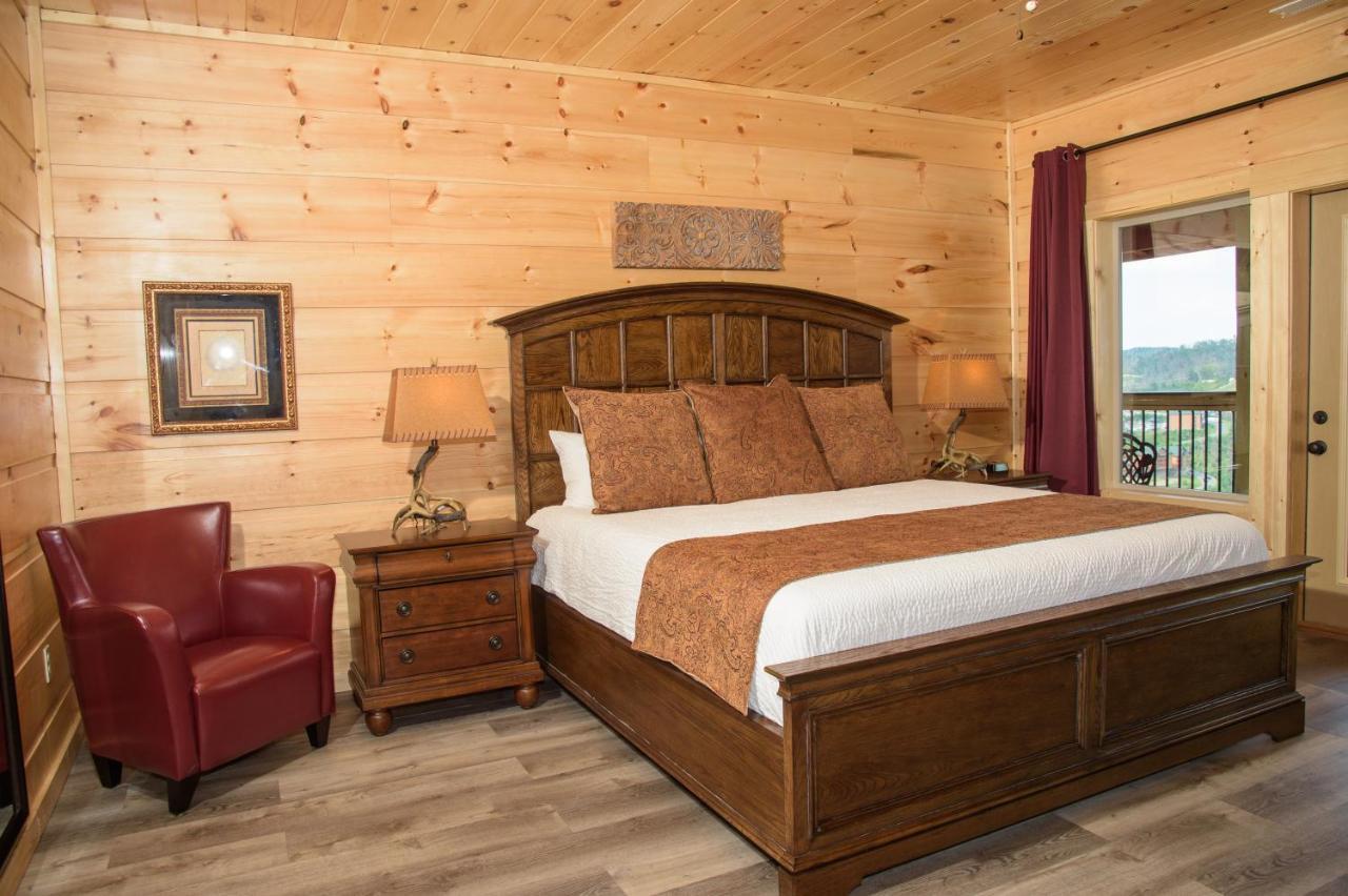 Skyline Splendor: Luxe Retreat With Breathtaking Views Over Downtown
