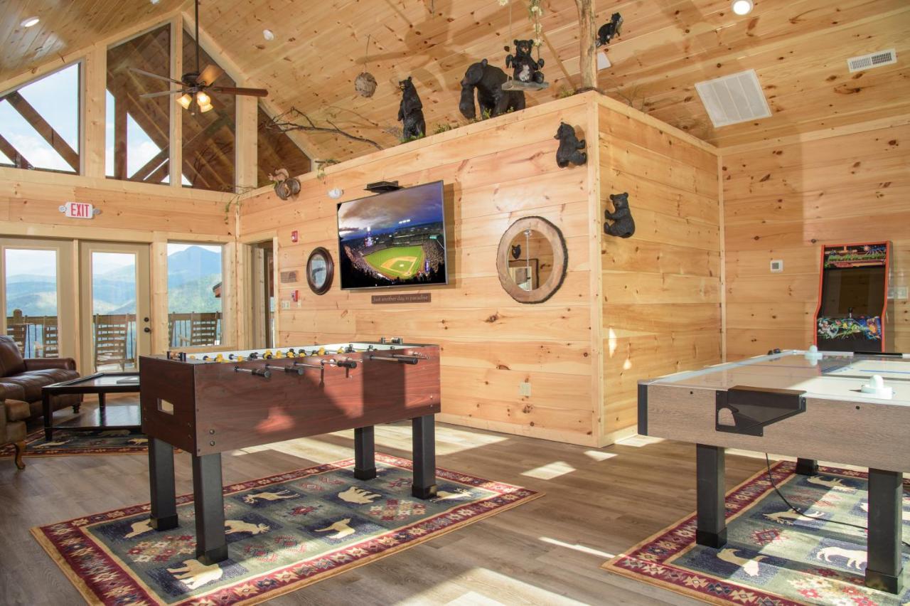 Villa Skyline Splendor: Luxe Retreat With Breathtaking Views Over Downtown *