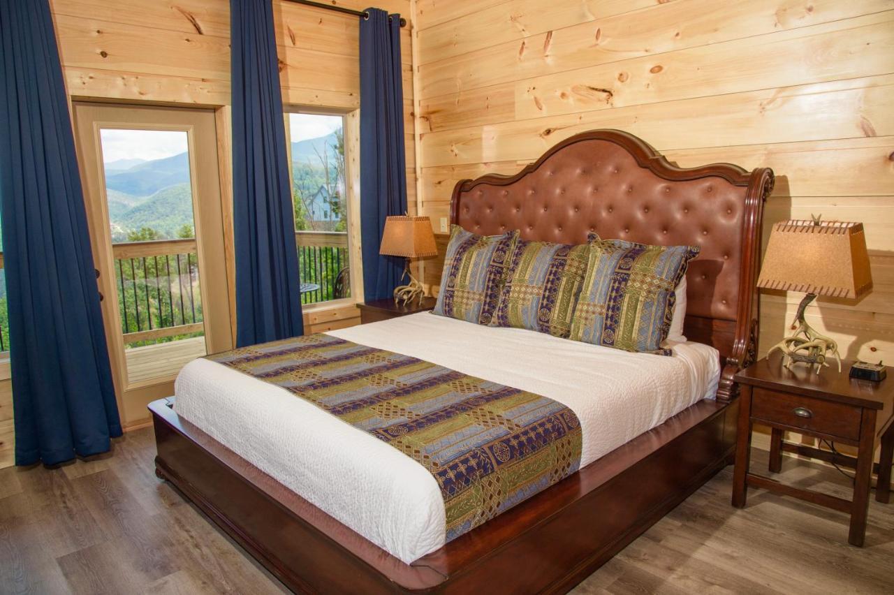 Villa Skyline Splendor: Luxe Retreat With Breathtaking Views Over Downtown