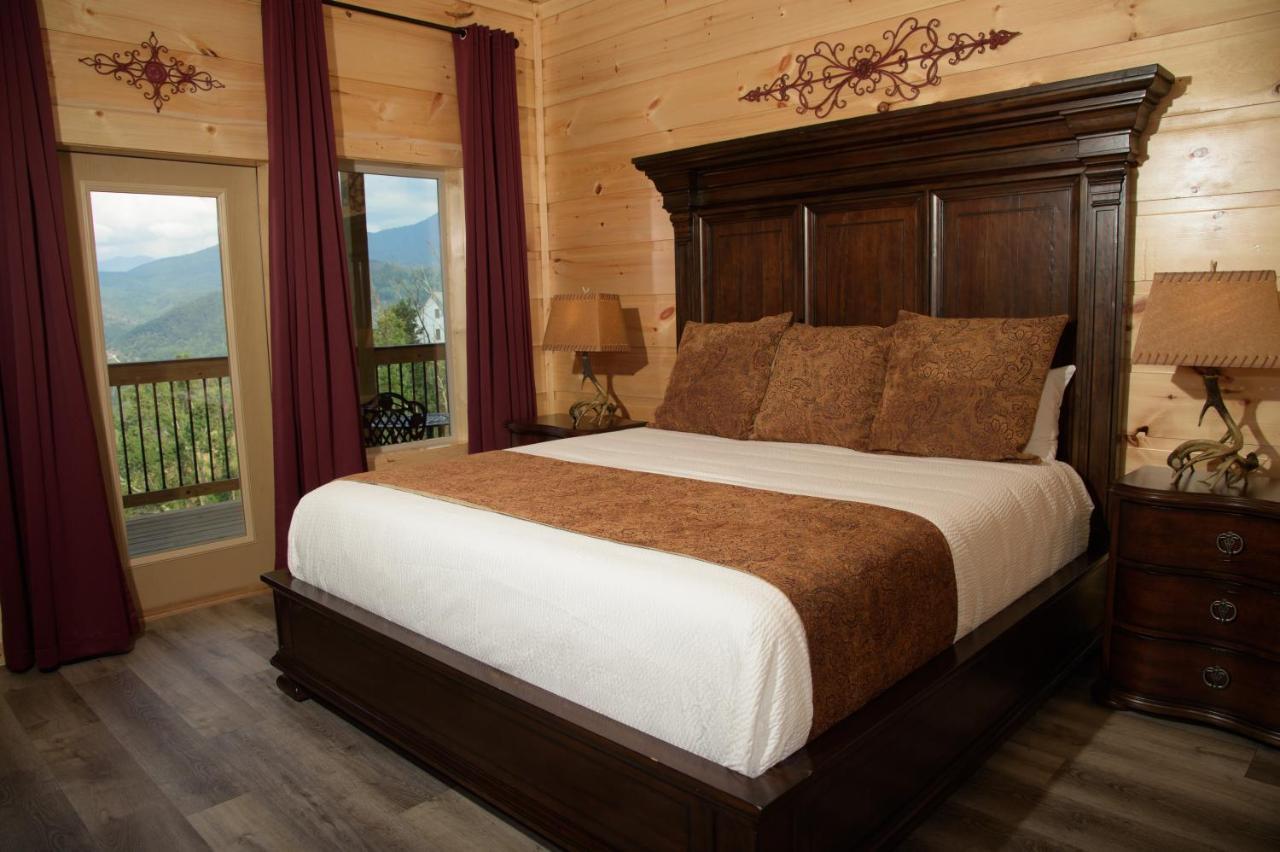 Skyline Splendor: Luxe Retreat With Breathtaking Views Over Downtown Villa Gatlinburg