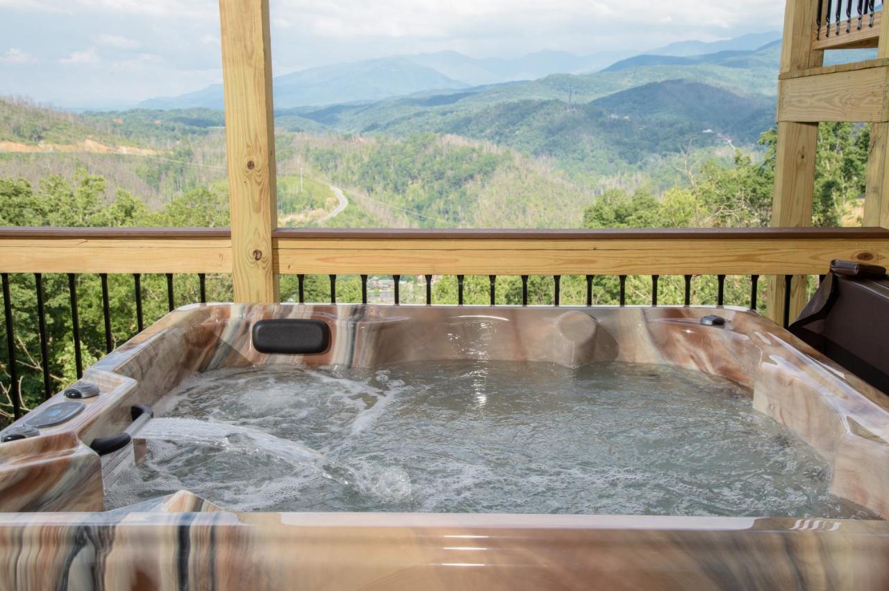 Skyline Splendor: Luxe Retreat With Breathtaking Views Over Downtown Villa Gatlinburg