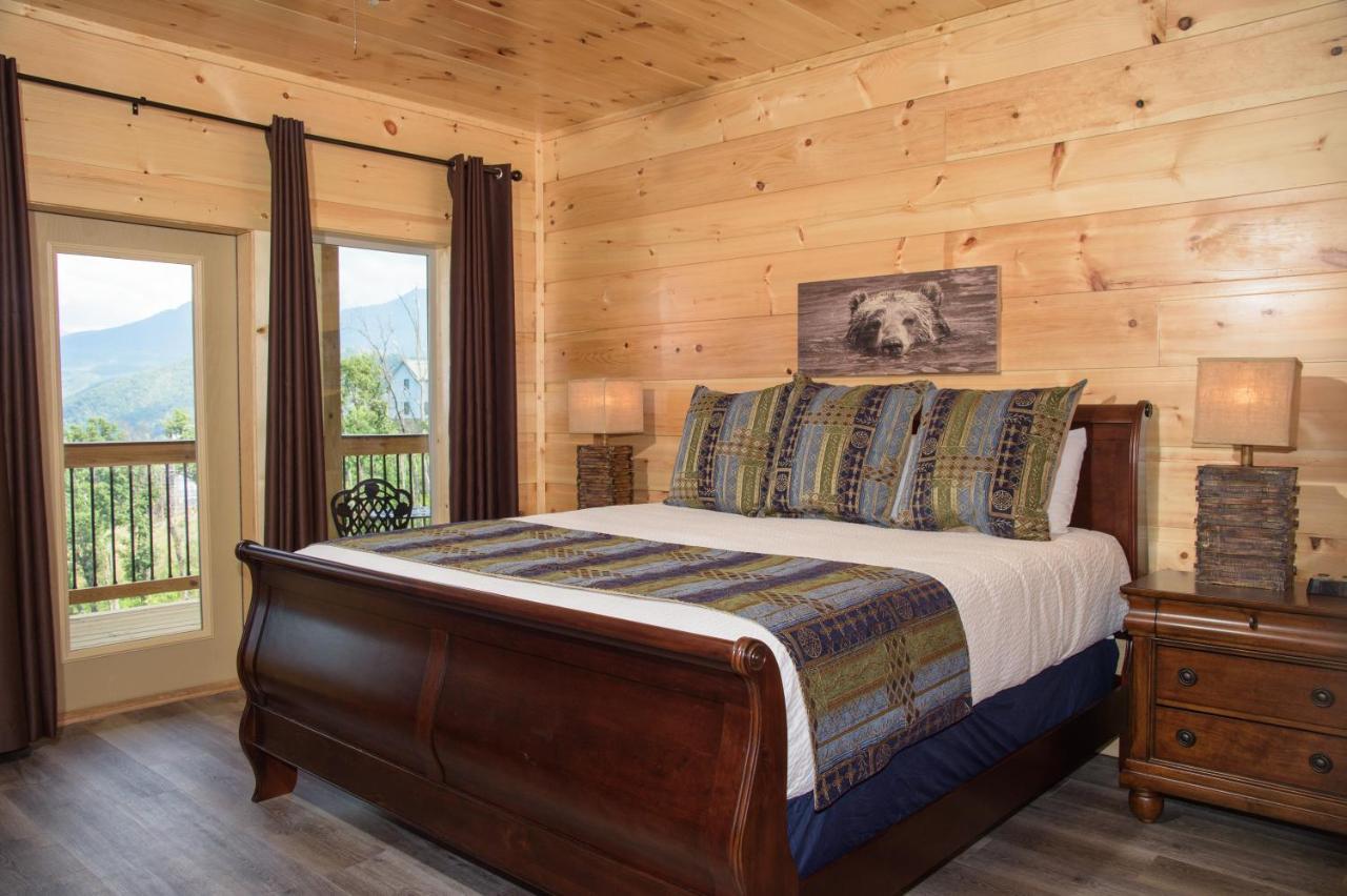 Skyline Splendor: Luxe Retreat With Breathtaking Views Over Downtown *