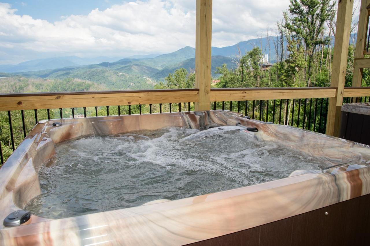 Skyline Splendor: Luxe Retreat With Breathtaking Views Over Downtown