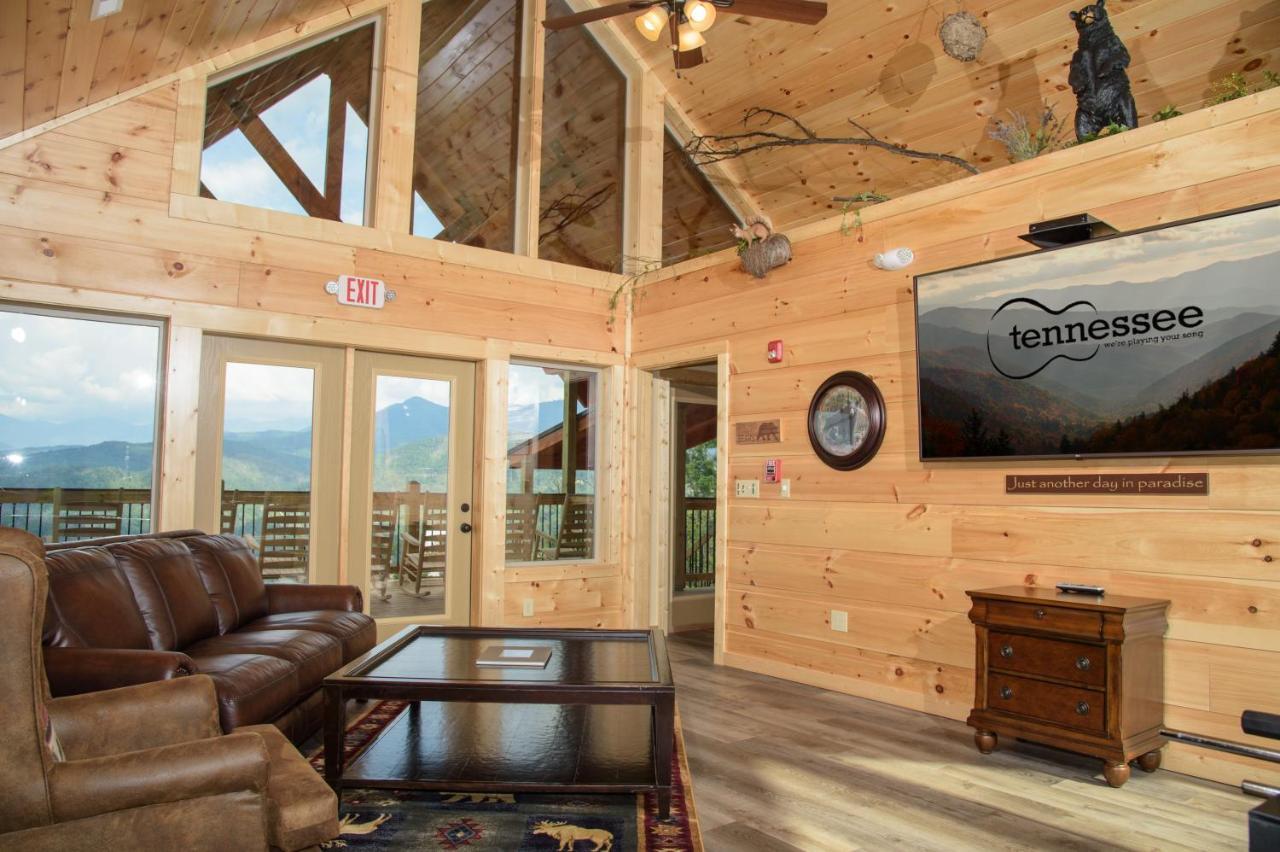 Skyline Splendor: Luxe Retreat With Breathtaking Views Over Downtown *