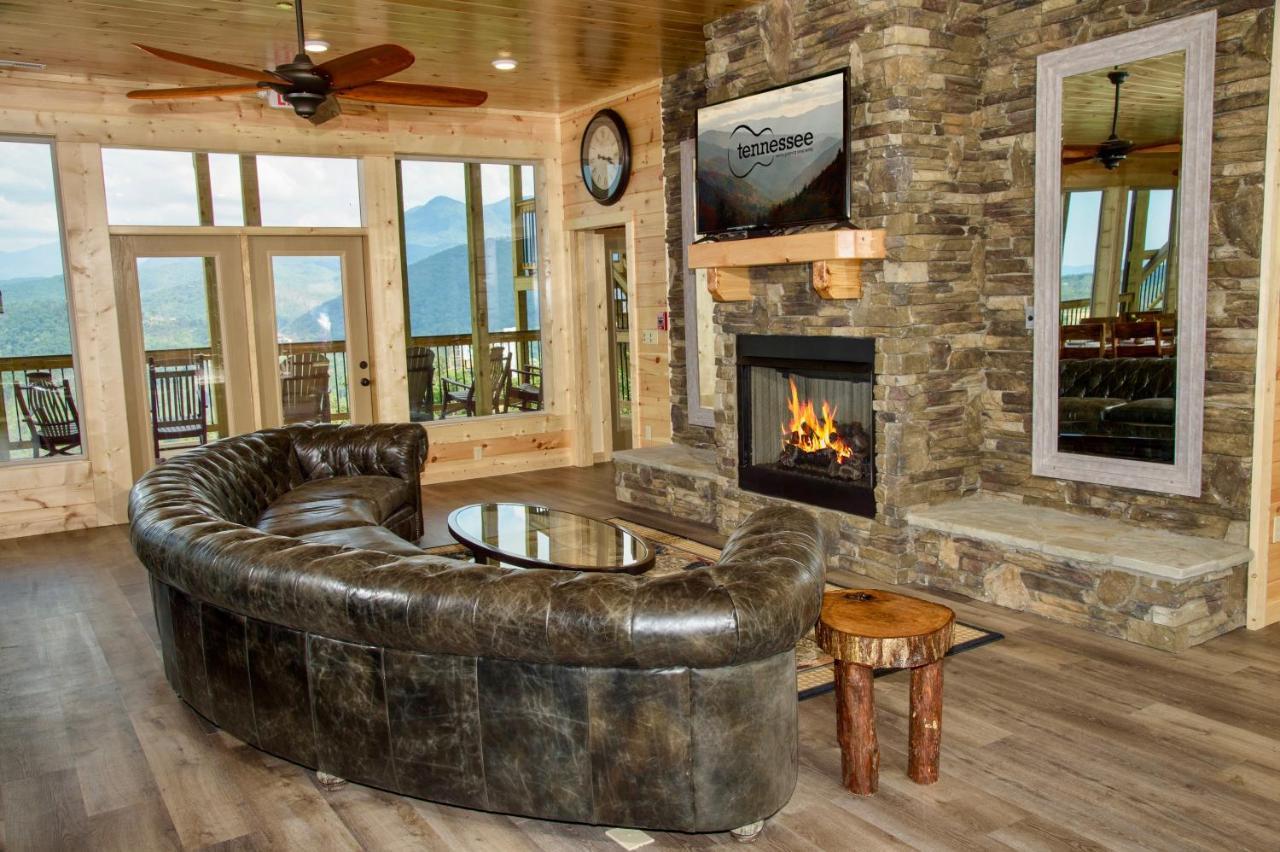 Skyline Splendor: Luxe Retreat With Breathtaking Views Over Downtown Villa