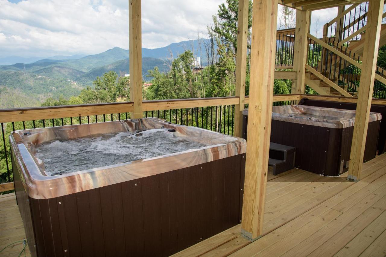 Skyline Splendor: Luxe Retreat With Breathtaking Views Over Downtown